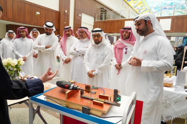 رئيس جامعة الملك فيصل يفتتح معرض اليوم الهندسي الطبي