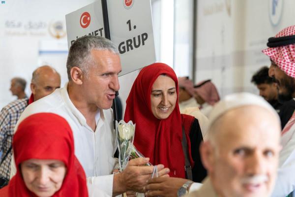 استقبال ضيوف الرحمن بمطار الأمير محمد بن عبد العزيز الدولي بالمدينة المنورة - واس