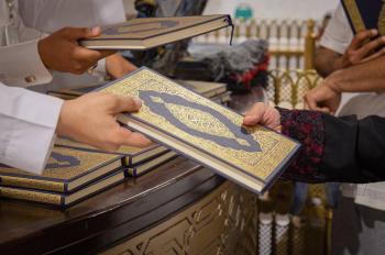 شؤون الحرمين تودع الحجاج بعد أداء طواف الوداع بنسخة من المصحف الشريف - اليوم