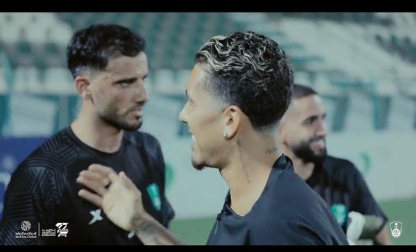 رغم الاستقبال الفاتر.. فيرمينو يُتابع السومة على إنستجرام