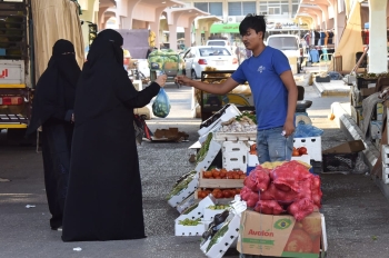 سيدتان تبتاعان الخضر بالسوق