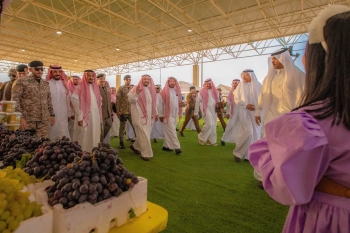 يشهد مهرجان العنب في مركز البسيتين التابع لمحافظة عيون الجواء توافد الآف الزوار - تويتر إمارة منطقة القصيم