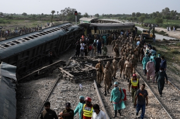 خرج عن مساره.. ارتفاع حصيلة حادث قطار باكستان إلى 30 قتيلاً و80 مصابًا