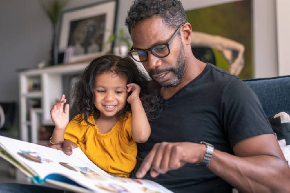 يفضل مشاركة الطفل في القراءة يوميًا- مشاع إبداعي