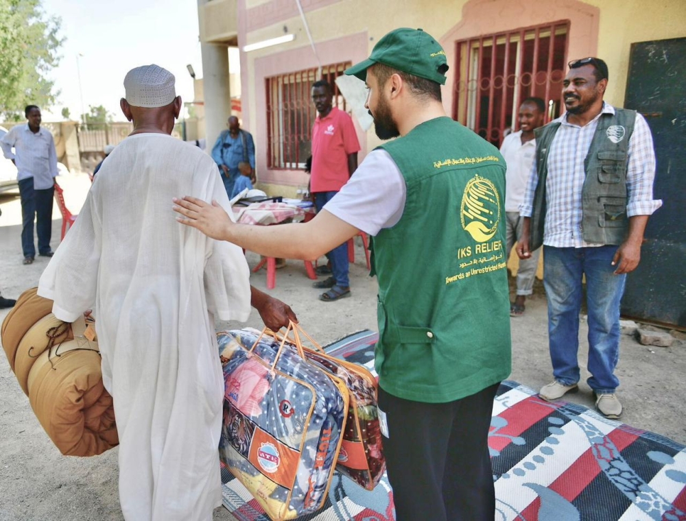 مركز الملك سلمان يوزع 6 أطنان سلع غذائية للنازحين في السودان