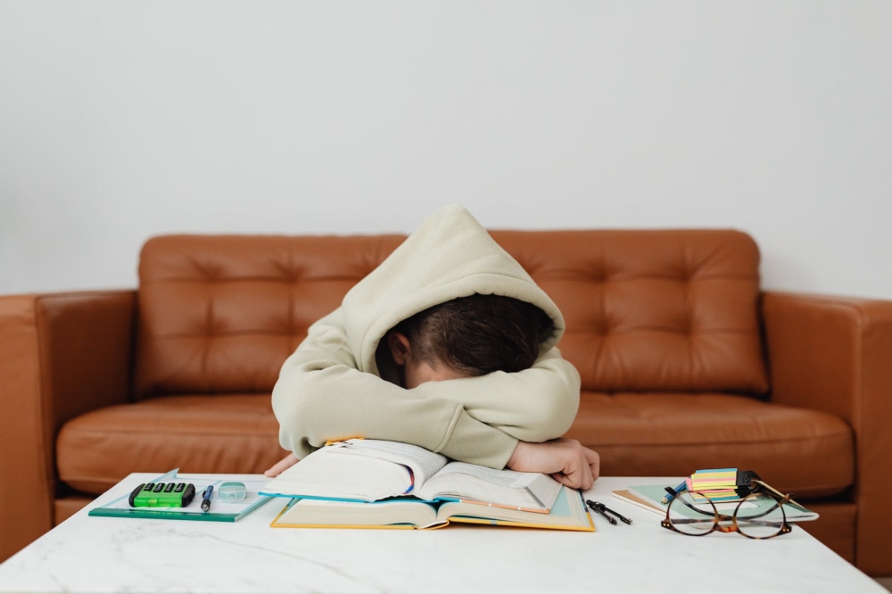 عودة المدارس.. غلق الأجهزة الإلكترونية يساعد طفلك على النوم مبكرًا