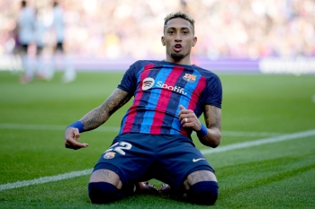 نجم برشلونة.. بين النصر والاتحاد!