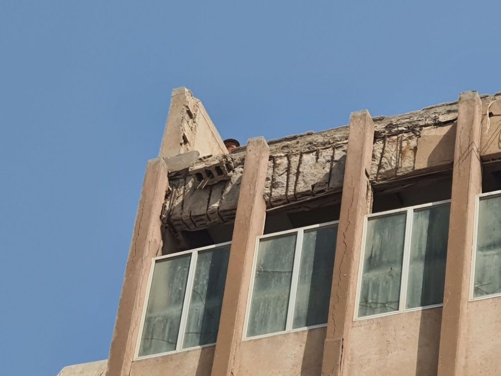 محل السقوط والتصدعات في المبنى- اليوم