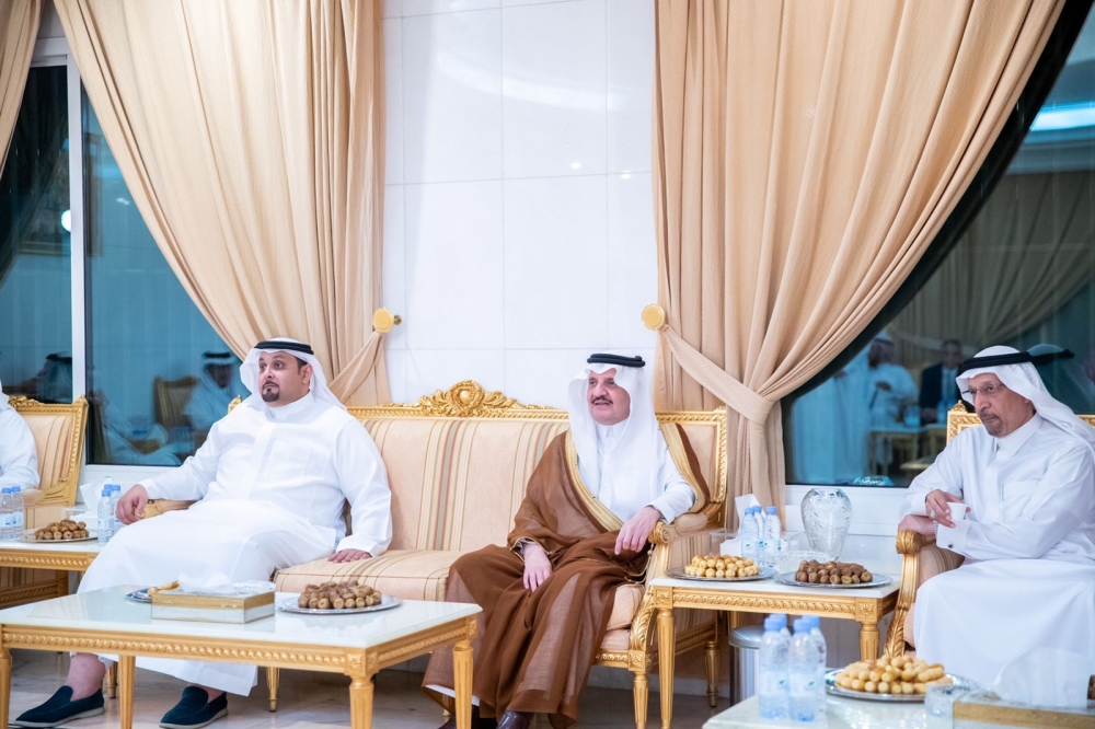 أمير الشرقية يقدم التعازي لعائلتي الفالح والدخيل