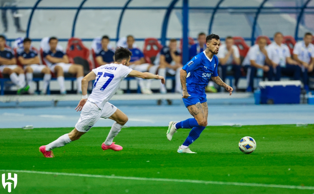 الشوط الأول.. الهلال ونافباخور يكتفيان بالتعادل السلبي