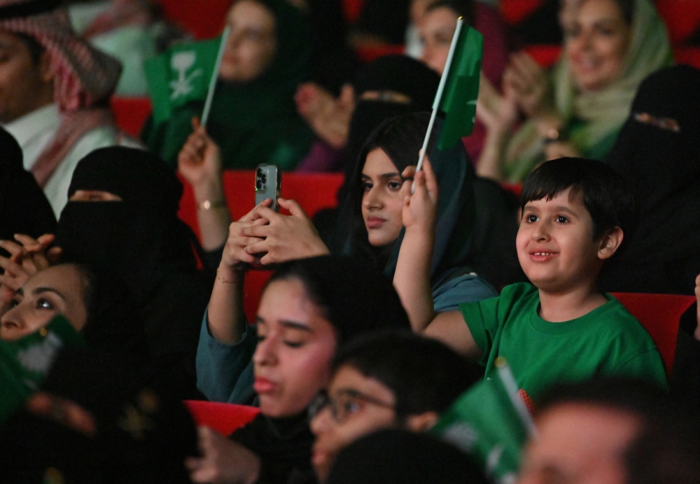 بالصور.. 30 فعالية في احتفالات 