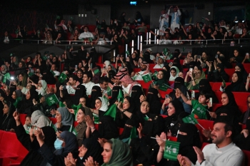 بالصور.. 30 فعالية في احتفالات 