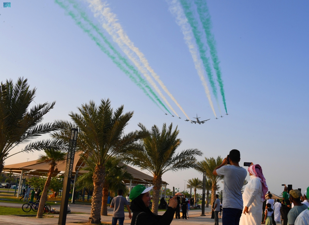 اليوم الوطني.. عروض جوية وبحرية تجذب أنظار المتنزهين في الخبر