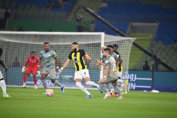 الاتحاد يواصل الابتعاد عن الانتصارات في دوري روشن بتعادل أمام الحزم 