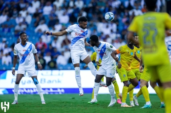 سيطرة زرقاء.. احصائيات الشوط الأول من مباراة الهلال والحزم