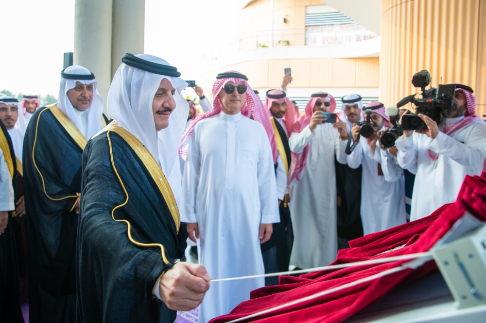 أمير الشرقية يطلع على مشاريع الهيئة الملكية بالجبيل