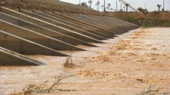 المرور عبر الأودية خلال جريانها لها عقوبات رادعة 