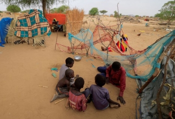 أطفال فروا من العنف في منطقة دارفور بالسودان مع عائلاتهم- رويترز