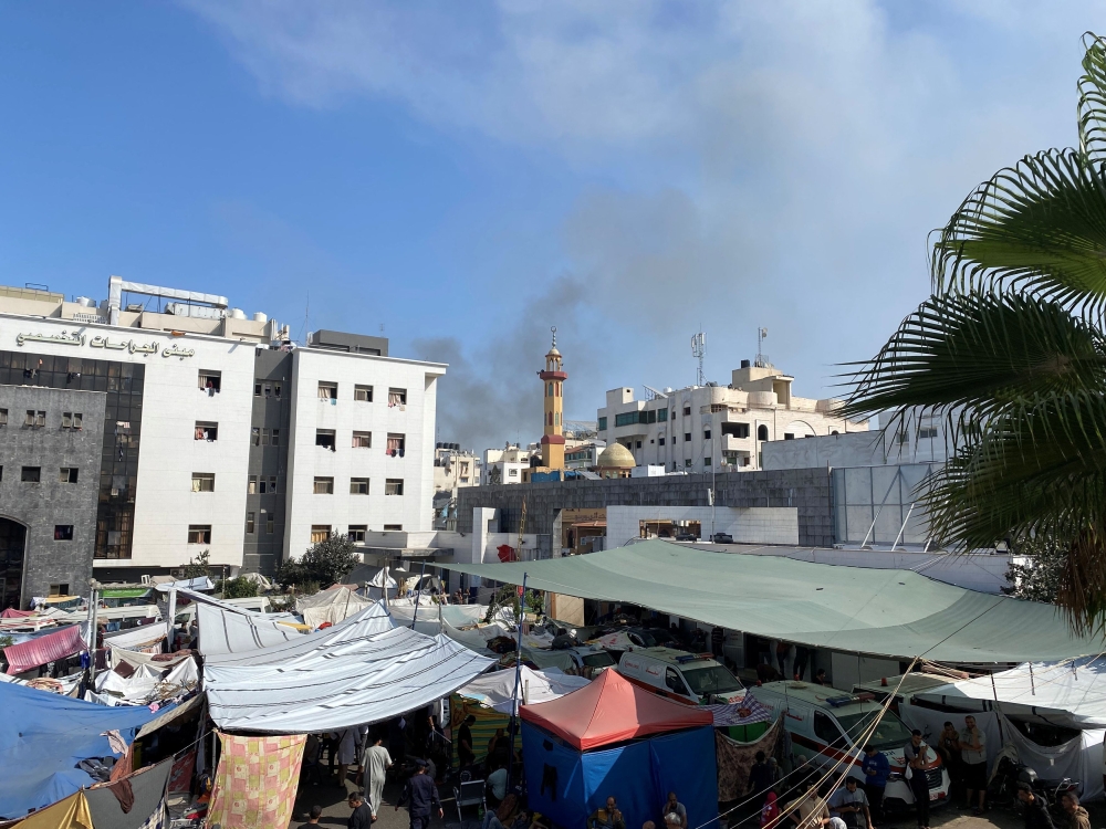 استشهاد عشرات الفلسطينيين بمستشفى الشفاء المحاصر من دبابات الاحتلال