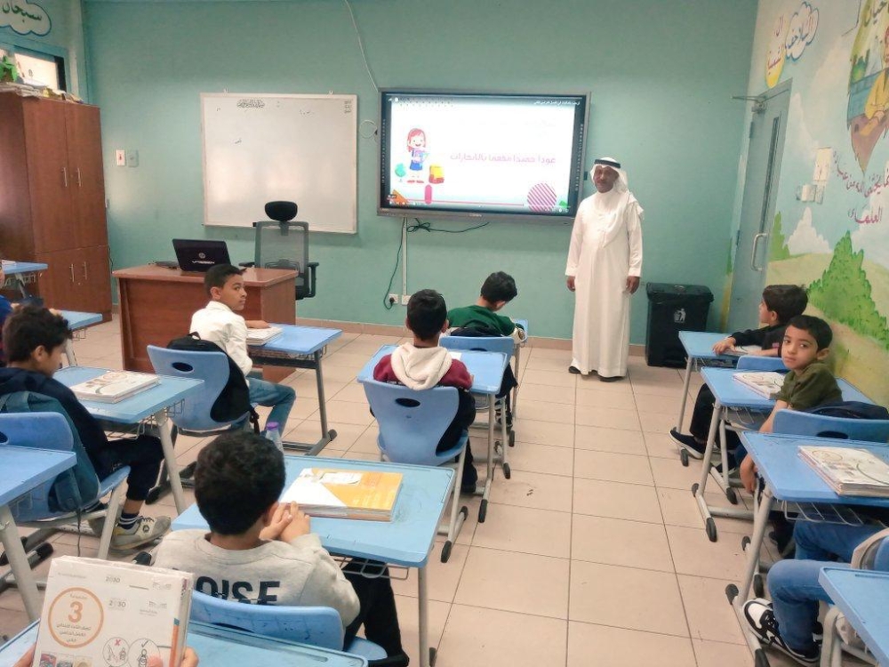 مدارس الأحساء تستقبل طلابها بالهدايا