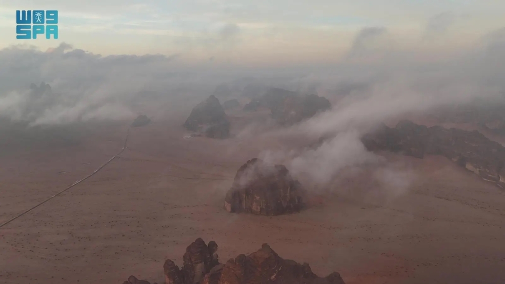 الغيوم تعانق قمم بجده والأمطار تزين صحراءها الشاسعة - واس