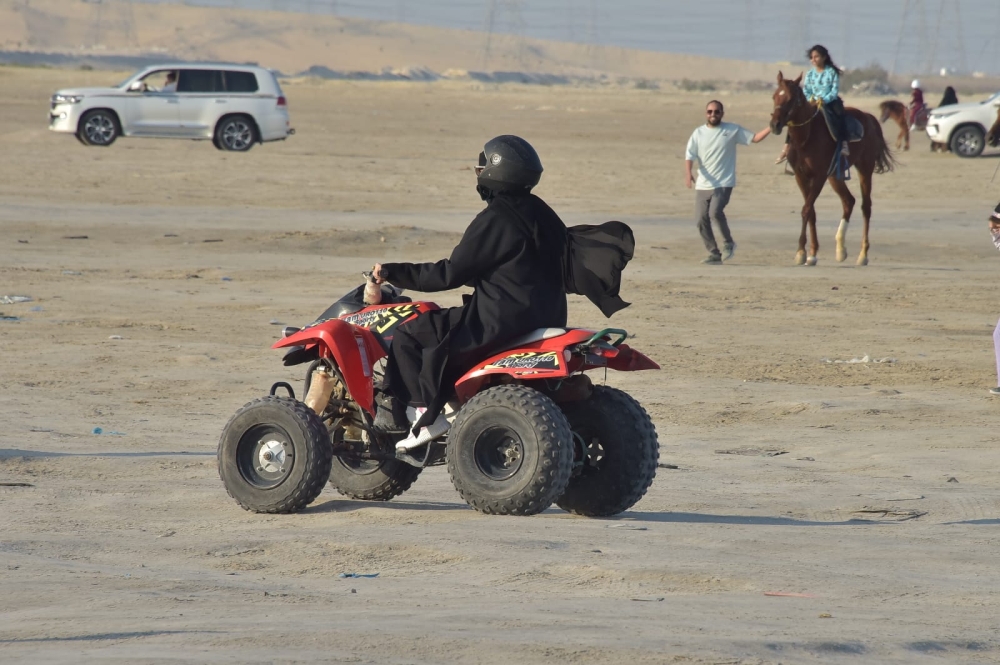 ظاهرة تأجير الدبابات على شاطئ نصف القمر 