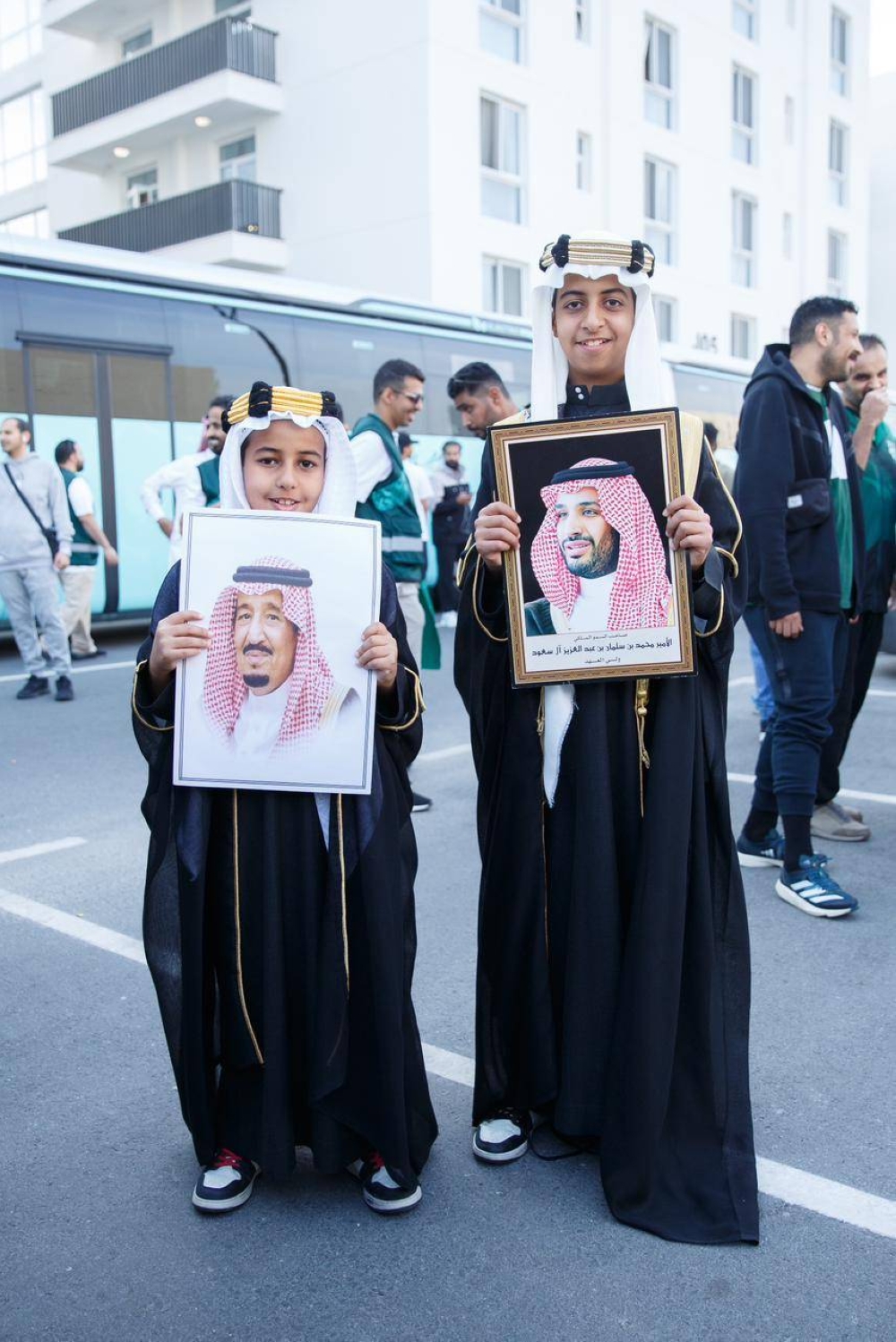 صور .. بأعداد كبيرة.. مؤازرة الجماهير لـ الأخضر أمام عمان