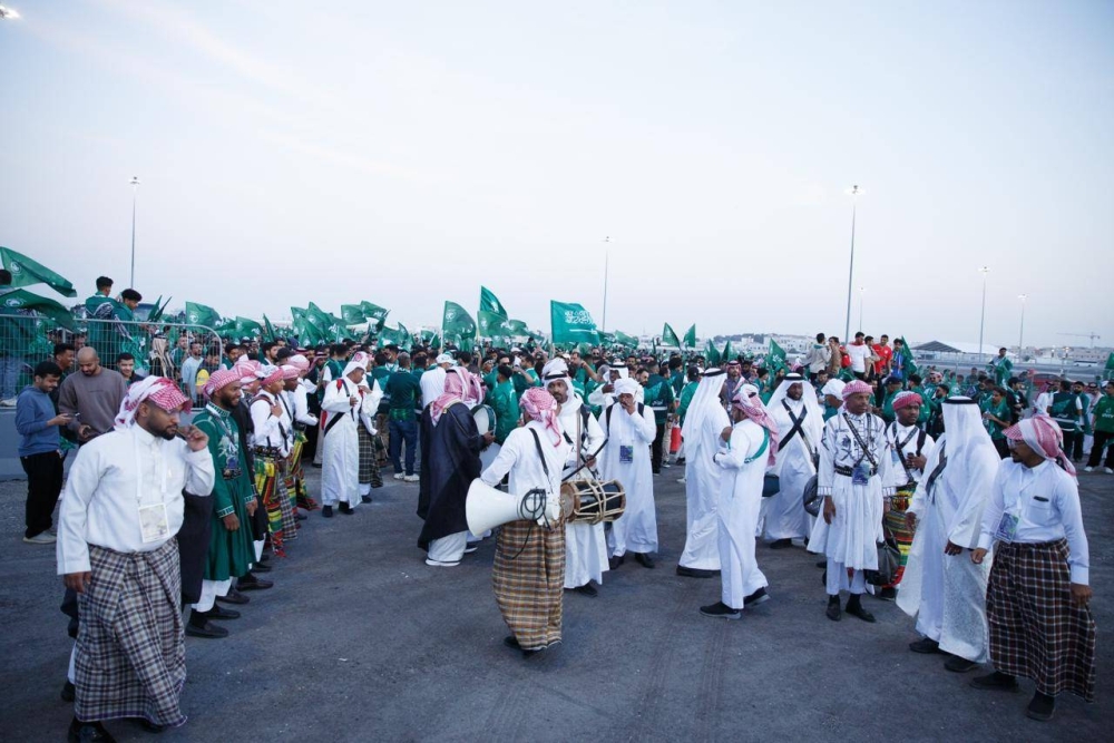 صور .. بأعداد كبيرة.. مؤازرة الجماهير لـ الأخضر أمام عمان