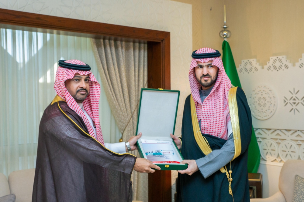 نائب أمير الشرقية يستقبل مدير فرع هيئة الهلال الأحمر بالمنطقة