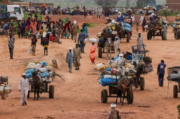 فرار المدنيين من مناطق الصراع بالسودان (رويترز)