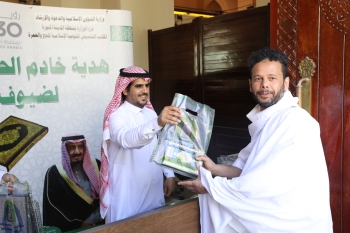توزيع الحقائب على المغادرين بالمدينة المنورة