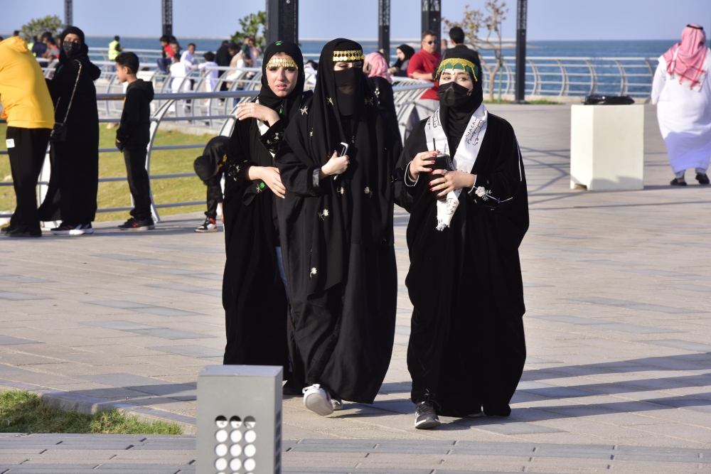 شاهد| فرحة يوم التأسيس.. لوحة فنية بالأزياء الشعبية والأهازيج الوطنية