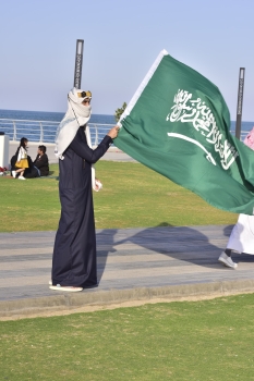 شاهد| فرحة يوم التأسيس.. لوحة فنية بالأزياء الشعبية والأهازيج الوطنية