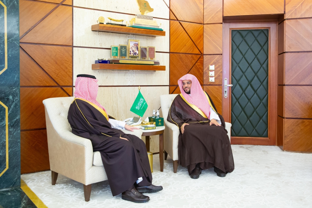 أمير الشرقية خلال استقباله رئيس المحكمة الإدارية بالدمام