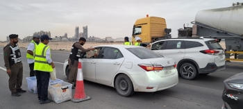 "افطر معنا".. توزيع وجبات الإفطار على مرتادي طريق الأحساء - الظهران