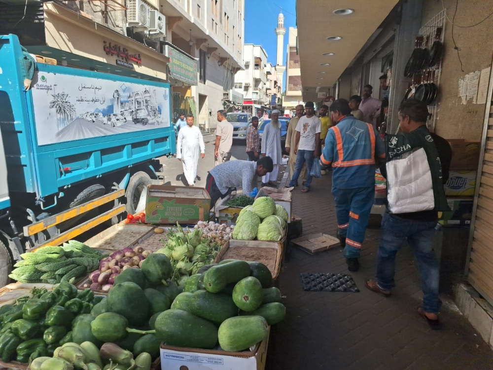 مصادرة 5 أطنان فواكه وخضار من الباعة الجائلين بالدمام