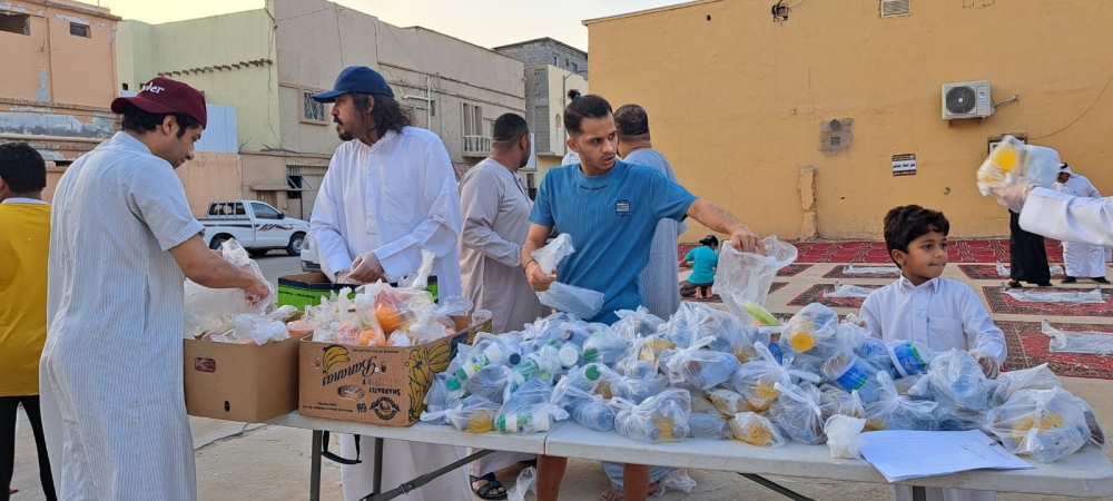 الجميع يتشارك في إعداد مائدة إفطار الصائمين