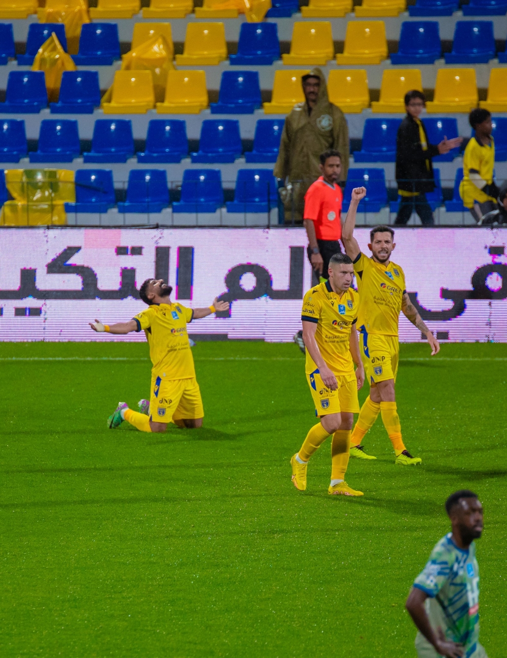 التعاون يمطر شباك الحزم برباعية في دوري روشن