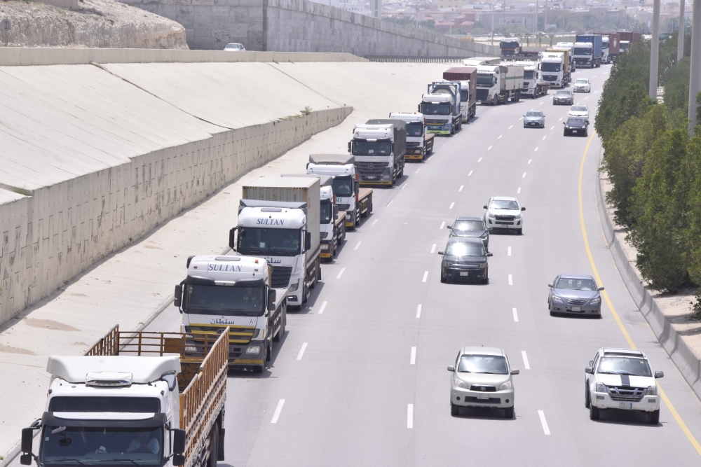 تجاوز حمولات الشاحنات يهدد سلامة الطرق - اليوم 