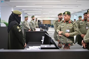 الفريق اليحيى يقف على سير العمل بجوازات منفذي جسر الملك فهد والرقعي - واس