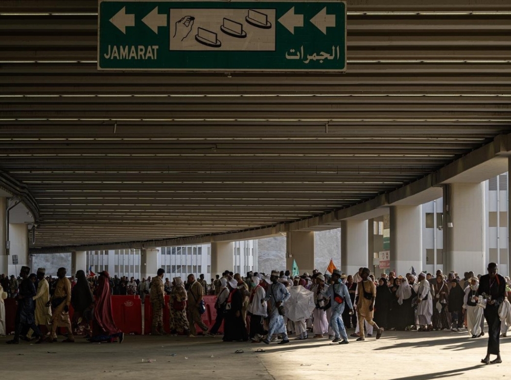 حجاج بيت الله الحرام يرمون الجمرات الثلاث في أول أيام التشريق