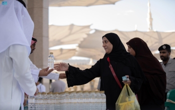 استقبال ضيوف الرحمن بالهدايا في المسجد النبوي - واس