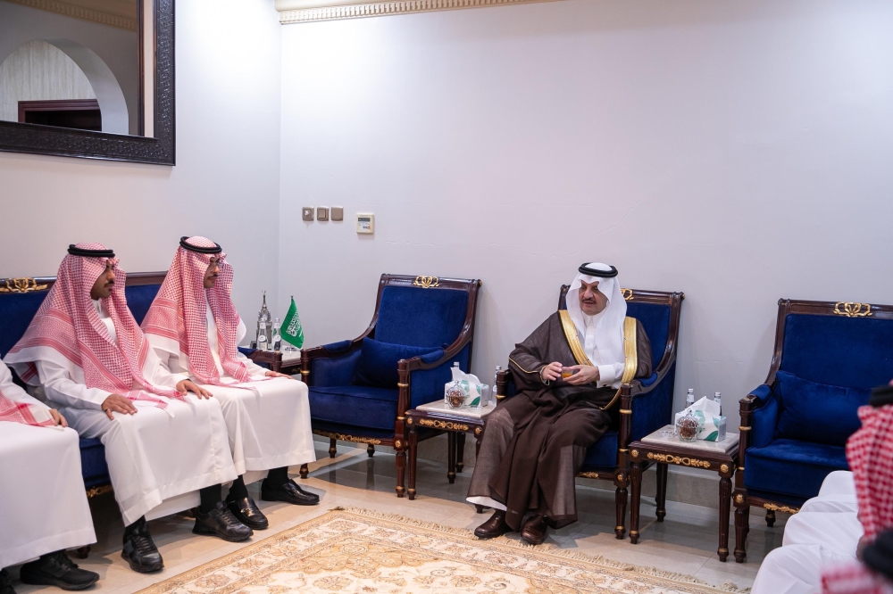 أمير الشرقية يقدم واجب العزاء لأسرة العسكر