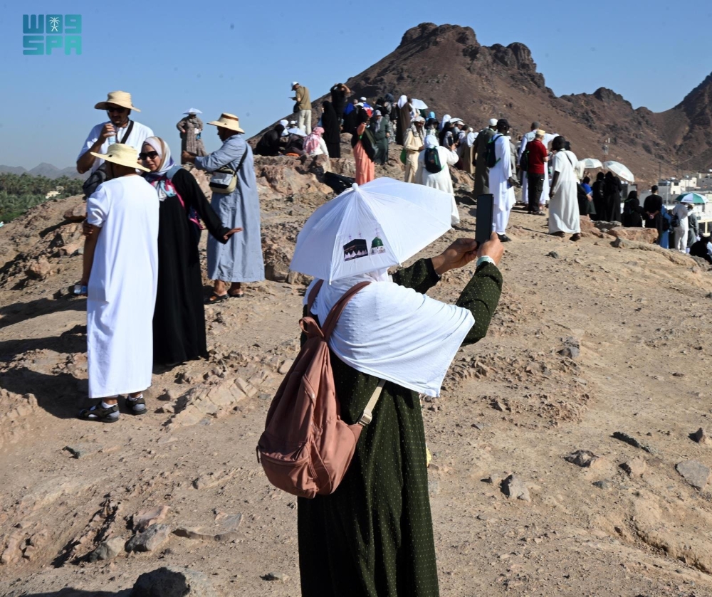 لقطات تذكارية يوثقها ضيوف الرحمن بالمدينة المنورة قبيل مغادرتهم