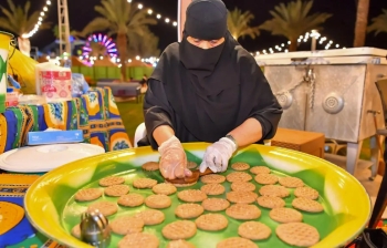 "الكليجا".. طرق تحضير متعددة أمام زوار مهرجان بيت حائل