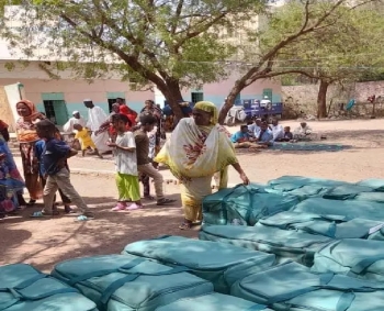 "الملك سلمان للإغاثة" يوزع 2000 سلة غذائية وحقيبة عناية شخصية بالسودان