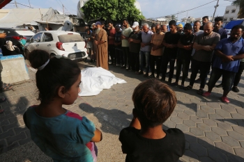 فلسطينيون يؤدون صلاة الجنازة على أحد شهداء الاحتلال الإسرائيلي - وفا