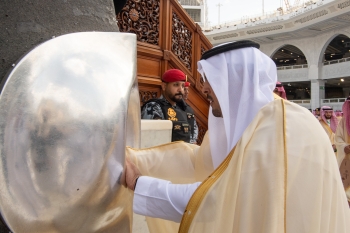 نيابة عن خادم الحرمين.. نائب أمير مكة يتشرف بغسل الكعبة المشرفة- واس