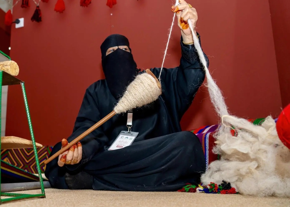 مهرجان ليالي السدو يبرز حرفة المغزل رفيق المرأة بعرعر - واس