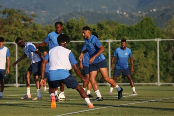 نيوم يضم لاعب الهلال رسميًا